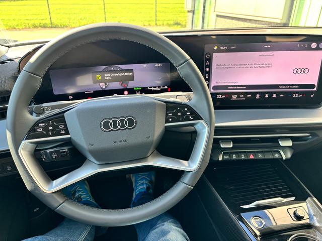 Audi Q3 Sportback Basis 2.0 TFSI quattro (Allrad) 204PS S-Tronic (Automatik), 17" Alufelgen, Elektr. Heckklappe, MMI Navigation plus, Sitzheizung, 3-Zonen-Klimaautomatik, Parksensoren vorn/hinten, M-Lederlenkrad, Tempomat, Virtual Cockpit 