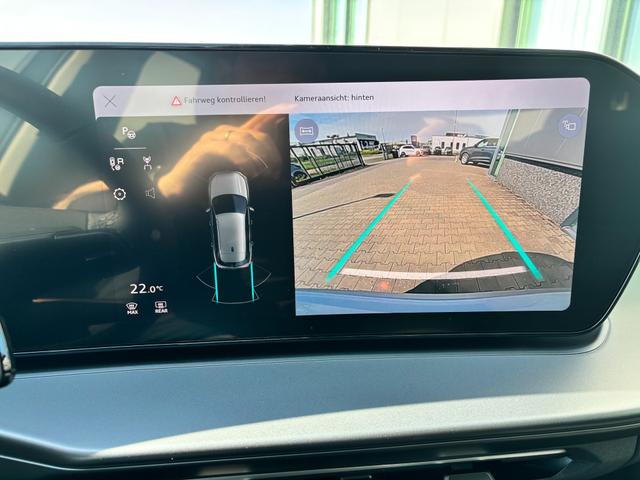 Audi Q3 Sportback Basis 2.0 TFSI quattro (Allrad) 204PS S-Tronic (Automatik), 17" Alufelgen, Elektr. Heckklappe, MMI Navigation plus, Sitzheizung, 3-Zonen-Klimaautomatik, Parksensoren vorn/hinten, M-Lederlenkrad, Tempomat, Virtual Cockpit 