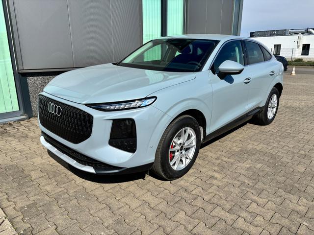 Audi Q3 Sportback - Basis 2.0 TFSI quattro (Allrad) 204PS S-Tronic (Automatik), 17" Alufelgen, Elektr. Heckklappe, MMI Navigation plus, Sitzheizung, 3-Zonen-Klimaautomatik, Parksensoren vorn/hinten, M-Lederlenkrad, Tempomat, Virtual Cockpit