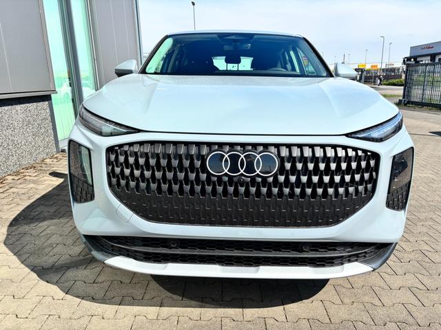 Audi Q3 Sportback Basis 2.0 TFSI quattro (Allrad) 204PS S-Tronic (Automatik), 17" Alufelgen, Elektr. Heckklappe, MMI Navigation plus, Sitzheizung, 3-Zonen-Klimaautomatik, Parksensoren vorn/hinten, M-Lederlenkrad, Tempomat, Virtual Cockpit 