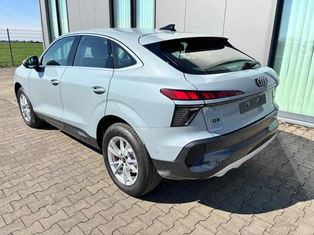 Audi Q3 Sportback Basis 2.0 TFSI quattro (Allrad) 204PS S-Tronic (Automatik), 17" Alufelgen, Elektr. Heckklappe, MMI Navigation plus, Sitzheizung, 3-Zonen-Klimaautomatik, Parksensoren vorn/hinten, M-Lederlenkrad, Tempomat, Virtual Cockpit 