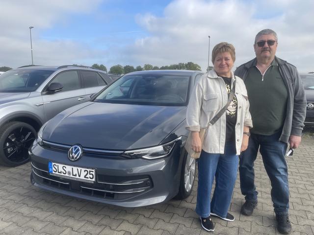 Fahrzeugübergabe eines Volkswagen Golf Style, 1.5 eHybrid DSG 150kW / 204PS an Fam. Krause
