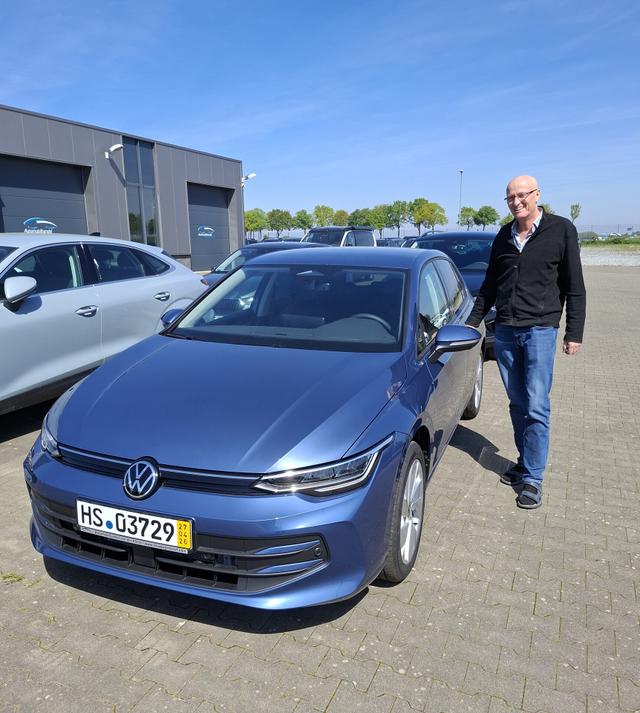 Fahrezugübergabe eines VW Golf 
