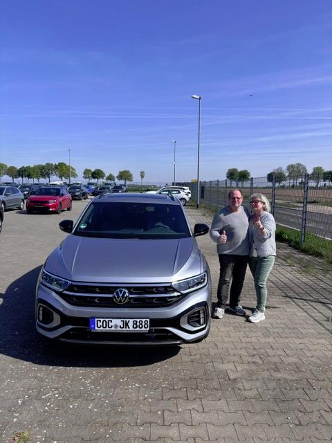 Fahrzeugübergabe eines T-Roc 