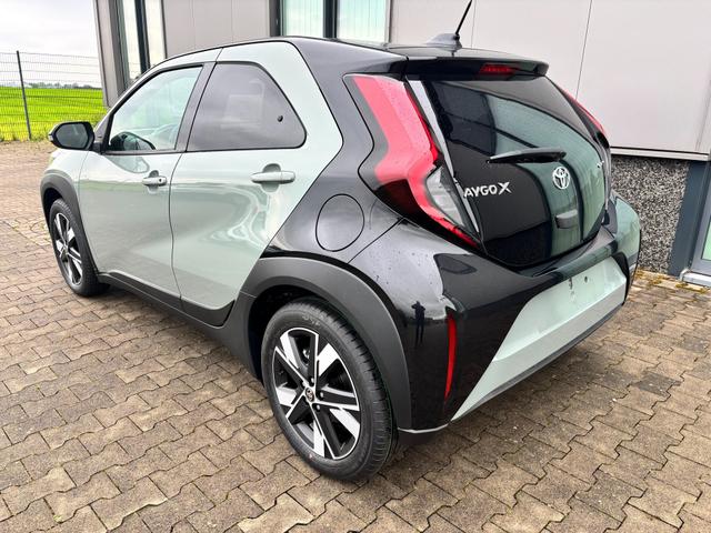Toyota Aygo X Play 1.5 Hybrid 115PS CVT/AUTOMATIK, 3 Jahre Garantie, 17" Alufelgen, Sitzheizung, R&uuml;ckfahrkamera, Klimaautomatik, Audiosystem 9" + Smartphone-Integration, Lederlenkrad, ACC, ZV mit Fernbedienung 