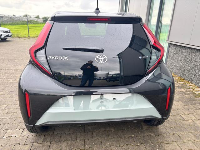 Toyota Aygo X Play 1.5 Hybrid 115PS CVT/AUTOMATIK, 3 Jahre Garantie, 17" Alufelgen, Sitzheizung, R&uuml;ckfahrkamera, Klimaautomatik, Audiosystem 9" + Smartphone-Integration, Lederlenkrad, ACC, ZV mit Fernbedienung 