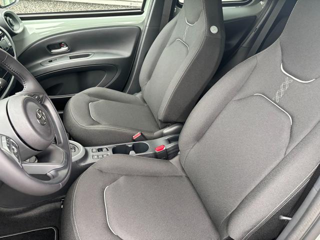 Toyota Aygo X Play 1.5 Hybrid 115PS CVT/AUTOMATIK, 3 Jahre Garantie, 17" Alufelgen, Sitzheizung, R&uuml;ckfahrkamera, Klimaautomatik, Audiosystem 9" + Smartphone-Integration, Lederlenkrad, ACC, ZV mit Fernbedienung 
