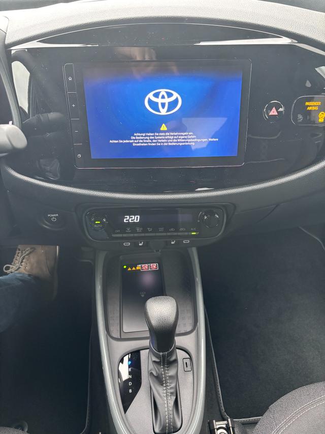 Toyota Aygo X Play 1.5 Hybrid 115PS CVT/AUTOMATIK, 3 Jahre Garantie, 17" Alufelgen, Sitzheizung, R&uuml;ckfahrkamera, Klimaautomatik, Audiosystem 9" + Smartphone-Integration, Lederlenkrad, ACC, ZV mit Fernbedienung 