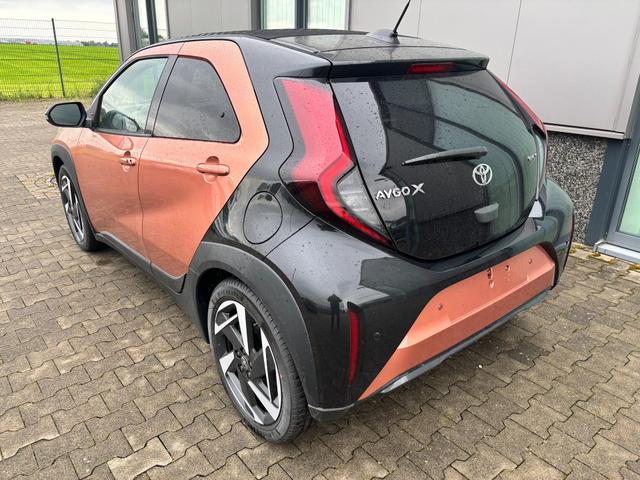 Toyota Aygo X Play 1.5 Hybrid 115PS CVT/AUTOMATIK, 3 Jahre Garantie, 17" Alufelgen, Sitzheizung, R&uuml;ckfahrkamera, Klimaautomatik, Audiosystem 9" + Smartphone-Integration, Lederlenkrad, ACC, ZV mit Fernbedienung 