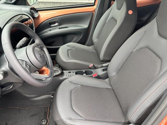 Toyota Aygo X Play 1.5 Hybrid 115PS CVT/AUTOMATIK, 3 Jahre Garantie, 17" Alufelgen, Sitzheizung, R&uuml;ckfahrkamera, Klimaautomatik, Audiosystem 9" + Smartphone-Integration, Lederlenkrad, ACC, ZV mit Fernbedienung 