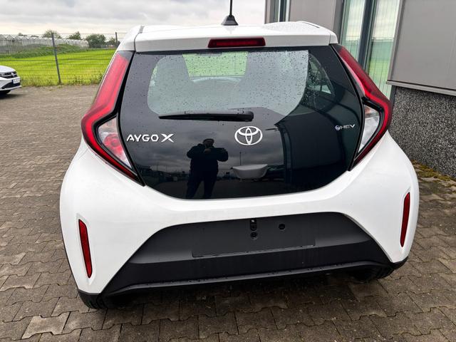 Toyota Aygo X Play 1.5 Hybrid 115PS CVT/AUTOMATIK, 3 Jahre Garantie, 17" Alufelgen, Sitzheizung, R&uuml;ckfahrkamera, Klimaautomatik, Audiosystem 9" + Smartphone-Integration, Lederlenkrad, ACC, ZV mit Fernbedienung 