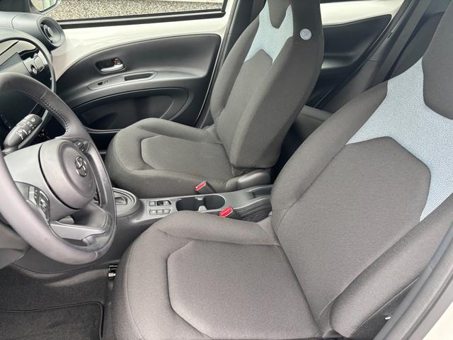 Toyota Aygo X Play 1.5 Hybrid 115PS CVT/AUTOMATIK, 3 Jahre Garantie, 17" Alufelgen, Sitzheizung, R&uuml;ckfahrkamera, Klimaautomatik, Audiosystem 9" + Smartphone-Integration, Lederlenkrad, ACC, ZV mit Fernbedienung 