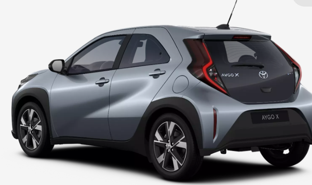 Toyota Aygo X Play 1.5 Hybrid 115PS CVT/AUTOMATIK, Celestite Grey Metallic , 3 Jahre Garantie, 17" Alufelgen, Sitzheizung, R&uuml;ckfahrkamera, Klimaautomatik, Audiosystem 9" + Smartphone-Integration, Lederlenkrad, ACC, ZV mit Fernbedienung 