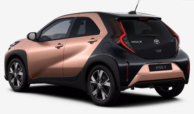 Toyota Aygo X Pulse 1.5 Hybrid 115PS CVT/AUTOMATIK, 3 Jahre Garantie, 17" Alufelgen, Cinnamon-Metallic/Dach schwarz, Privacy-Glas, Sitzheizung, R&uuml;ckfahrkamera, Klimaautomatik, Audiosystem 9" + Smartphone-Integration, Lederlenkrad, ACC, ZV mit Fernbedienung, LED-Scheinwerfer 