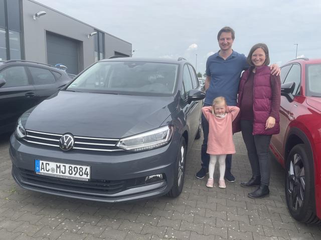Fahrzeugübergabe eines VW Touran 