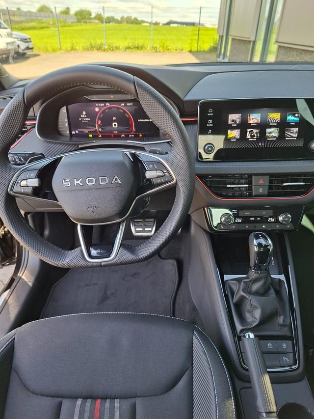 Skoda Kamiq Monte Carlo 1.5 TSI 150PS DSG, 5J GARANTIE, Schwarz-Perleffekt, 18" ALU, AHK SCHWENKBAR, Panoramadach, Matrix-LED, Parksensoren v/h, Kamera, Tempomat, Virtual Cockpit (8"!!), Kessy, Winter-Paket, Climatronic, Radio 8", SmartLink, NSW, Sport-M-Lederlenkrad beheizt 