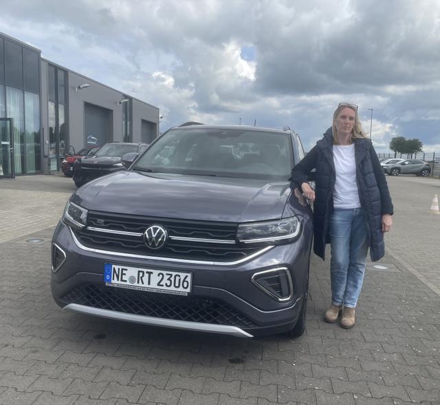 Fahrzeugübergabe eines Volkswagen T-Cross 1.5 TSI 110 kW R-Line, 110 kW (150 PS), Automatik an Frau Titz