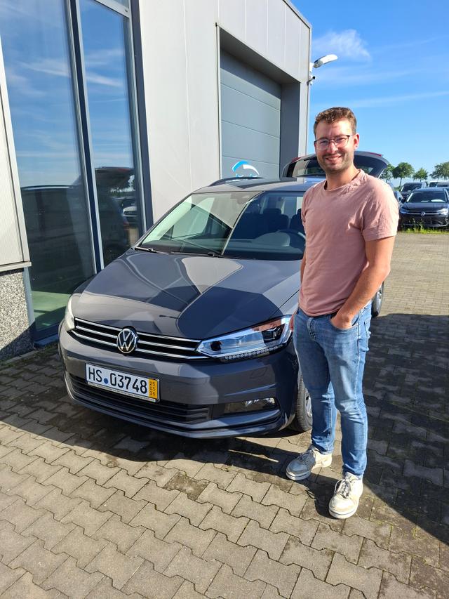 Fahrzeugübergabe eines VW Touran 