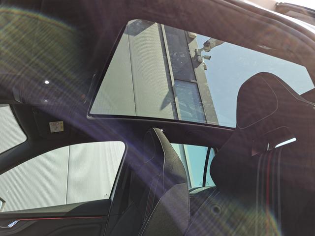 Skoda Kamiq Monte Carlo 1.5 TSI 150PS DSG (AUTOMATIK), Grau-Met, PANORAMDACH, MATRIX-LED, SITZHEIZUNG, Sport-M-Lederlenkrad beheizt, SunSet, 2Z-Climatronic, Parksensoren vorn/hinten, R&uuml;ckfahrkamera, Kessy, Radio 8,25"+SmartLink, Virtual Cockpit, 17" Alu, Tempomat 