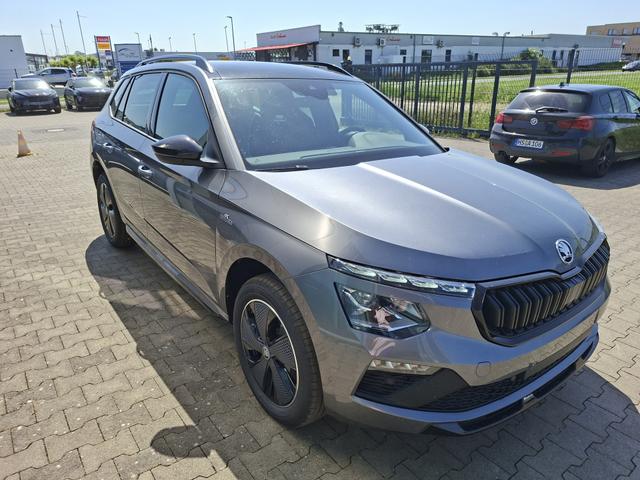 Skoda Kamiq Monte Carlo 1.5 TSI 150PS DSG (AUTOMATIK), Grau-Met, PANORAMDACH, MATRIX-LED, SITZHEIZUNG, Sport-M-Lederlenkrad beheizt, SunSet, 2Z-Climatronic, Parksensoren vorn/hinten, R&uuml;ckfahrkamera, Kessy, Radio 8,25"+SmartLink, Virtual Cockpit, 17" Alu, Tempomat 