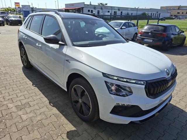 Skoda Kamiq Monte Carlo 1.5 TSI 150PS DSG (AUTOMATIK), MOON-WHITE PERLEFFEKT, PANORAMDACH, MATRIX-LED, SITZHEIZUNG, Sport-M-Lederlenkrad beheizt, SunSet, 2Z-Climatronic, Parksensoren vorn/hinten, R&uuml;ckfahrkamera, Kessy, Radio 8,25"+SmartLink, Virtual Cockpit, 17" Alu, Tempomat 