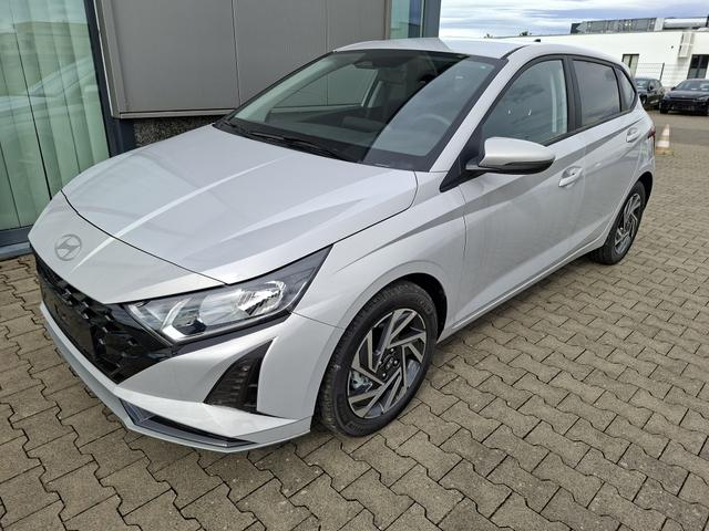 Hyundai i20 - Family 1.0 T-GDI 90PS, NAVI 10,25", LUMEN-GREY METALLIC, Winter-Pack: Sitzheizung + Lenkradheizung, 16" ALU, Klimaautomatik, Privacy-Glas, Parksensoren hinten, R&uuml;ckfahrkamera, Tempomat, Lederlenkrad, Reserverad, Alarm, Armlehne, 4x elektr. Fensterheber