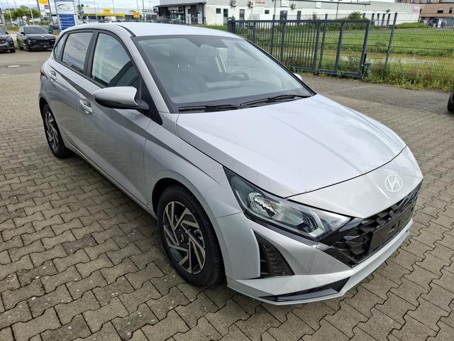 Hyundai i20 - Family 1.0 T-GDI 90PS, NAVI 10,25", LUMEN-GREY METALLIC, Winter-Pack: Sitzheizung + Lenkradheizung, 16" ALU, Klimaautomatik, Privacy-Glas, Parksensoren hinten, R&uuml;ckfahrkamera, Tempomat, Lederlenkrad, Reserverad, Alarm, Armlehne, 4x elektr. Fensterheber