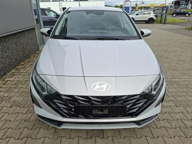 Hyundai i20 Family 1.0 T-GDI 90PS, NAVI 10,25", LUMEN-GREY METALLIC, Winter-Pack: Sitzheizung + Lenkradheizung, 16" ALU, Klimaautomatik, Privacy-Glas, Parksensoren hinten, R&uuml;ckfahrkamera, Tempomat, Lederlenkrad, Reserverad, Alarm, Armlehne, 4x elektr. Fensterheber 