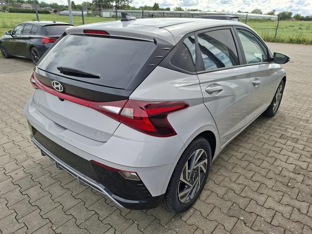 Hyundai i20 Family 1.0 T-GDI 90PS, NAVI 10,25", LUMEN-GREY METALLIC, Winter-Pack: Sitzheizung + Lenkradheizung, 16" ALU, Klimaautomatik, Privacy-Glas, Parksensoren hinten, R&uuml;ckfahrkamera, Tempomat, Lederlenkrad, Reserverad, Alarm, Armlehne, 4x elektr. Fensterheber 