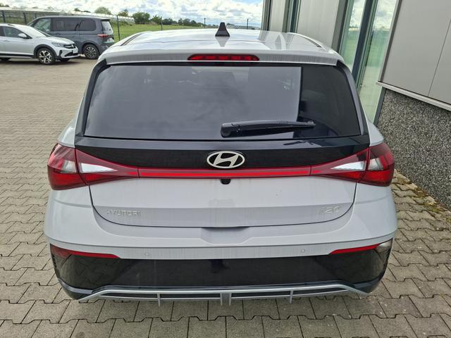 Hyundai i20 Family 1.0 T-GDI 90PS, NAVI 10,25", LUMEN-GREY METALLIC, Winter-Pack: Sitzheizung + Lenkradheizung, 16" ALU, Klimaautomatik, Privacy-Glas, Parksensoren hinten, R&uuml;ckfahrkamera, Tempomat, Lederlenkrad, Reserverad, Alarm, Armlehne, 4x elektr. Fensterheber 