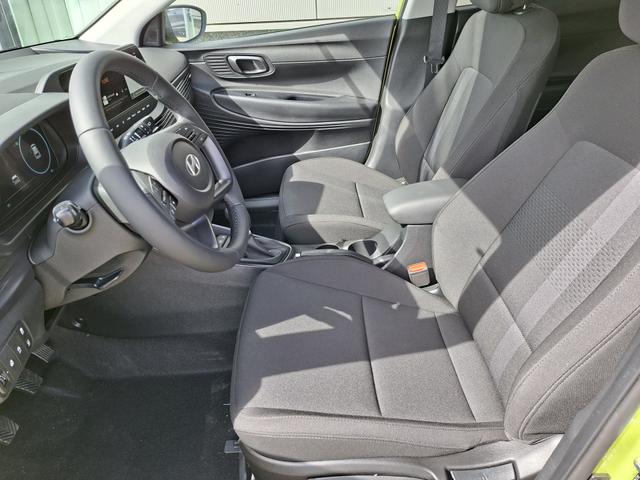 Hyundai i20 Family 1.0 T-GDI 90PS, NAVI 10,25", LUMEN-GREY METALLIC, Winter-Pack: Sitzheizung + Lenkradheizung, 16" ALU, Klimaautomatik, Privacy-Glas, Parksensoren hinten, R&uuml;ckfahrkamera, Tempomat, Lederlenkrad, Reserverad, Alarm, Armlehne, 4x elektr. Fensterheber 