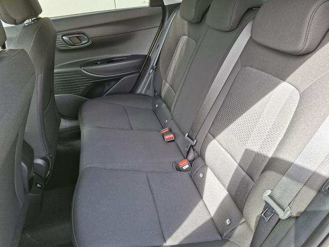 Hyundai i20 Family 1.0 T-GDI 90PS, NAVI 10,25", LUMEN-GREY METALLIC, Winter-Pack: Sitzheizung + Lenkradheizung, 16" ALU, Klimaautomatik, Privacy-Glas, Parksensoren hinten, R&uuml;ckfahrkamera, Tempomat, Lederlenkrad, Reserverad, Alarm, Armlehne, 4x elektr. Fensterheber 