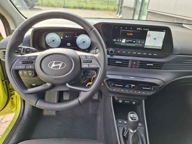 Hyundai i20 Family 1.0 T-GDI 90PS, NAVI 10,25", LUMEN-GREY METALLIC, Winter-Pack: Sitzheizung + Lenkradheizung, 16" ALU, Klimaautomatik, Privacy-Glas, Parksensoren hinten, R&uuml;ckfahrkamera, Tempomat, Lederlenkrad, Reserverad, Alarm, Armlehne, 4x elektr. Fensterheber 