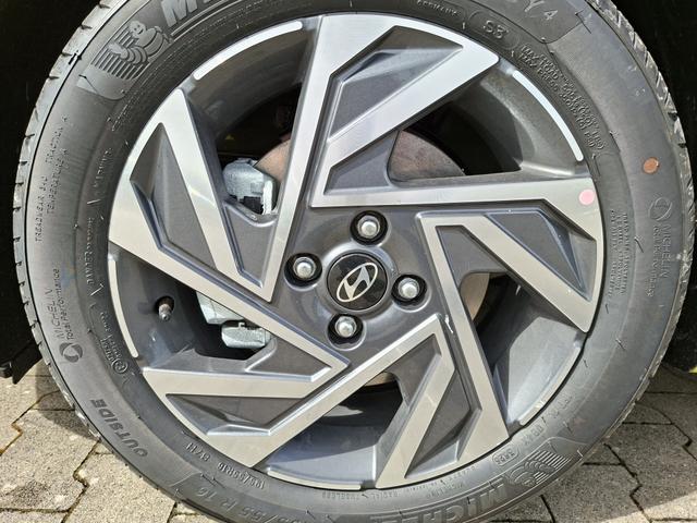 Hyundai i20 Family 1.0 T-GDI 90PS, NAVI 10,25", Sonderfarbe ATLAS-WHITE, Winter-Pack: Sitzheizung + Lenkradheizung, 16" ALU, Klimaautomatik, Privacy-Glas, Parksensoren hinten, R&uuml;ckfahrkamera, Tempomat, Lederlenkrad, Reserverad, Alarm, Armlehne, 4x elektr. Fensterheber 