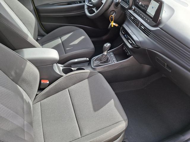 Hyundai i20 Family 1.0 T-GDI 90PS, NAVI 10,25", LUMEN-GREY METALLIC, Winter-Pack: Sitzheizung + Lenkradheizung, 16" ALU, Klimaautomatik, Privacy-Glas, Parksensoren hinten, R&uuml;ckfahrkamera, Tempomat, Lederlenkrad, Reserverad, Alarm, Armlehne, 4x elektr. Fensterheber 