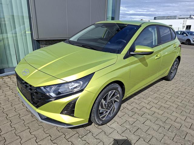 Hyundai i20 - Family 1.0 T-GDI 90PS, NAVI 10,25", LUCID-LIME Metallic, Winter-Pack: Sitzheizung + Lenkradheizung, 16" ALU, Klimaautomatik, Privacy-Glas, Parksensoren hinten, R&uuml;ckfahrkamera, Tempomat, Lederlenkrad, Reserverad, Alarm, Armlehne, 4x elektr. Fensterheber