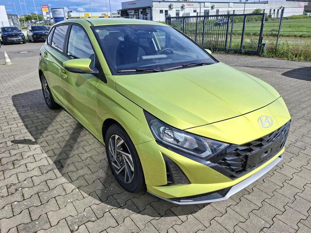 Hyundai i20 - Family 1.0 T-GDI 90PS, NAVI 10,25", LUCID-LIME Metallic, Winter-Pack: Sitzheizung + Lenkradheizung, 16" ALU, Klimaautomatik, Privacy-Glas, Parksensoren hinten, R&uuml;ckfahrkamera, Tempomat, Lederlenkrad, Reserverad, Alarm, Armlehne, 4x elektr. Fensterheber