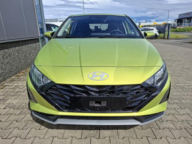 Hyundai i20 Family 1.0 T-GDI 90PS, NAVI 10,25", LUCID-LIME Metallic, Winter-Pack: Sitzheizung + Lenkradheizung, 16" ALU, Klimaautomatik, Privacy-Glas, Parksensoren hinten, R&uuml;ckfahrkamera, Tempomat, Lederlenkrad, Reserverad, Alarm, Armlehne, 4x elektr. Fensterheber 