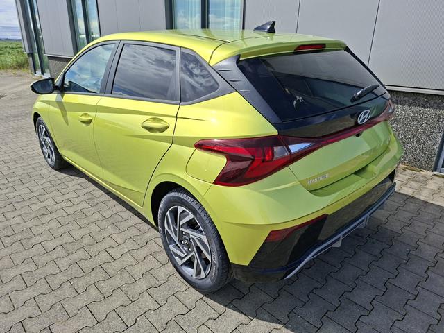 Hyundai i20 Family 1.0 T-GDI 90PS, NAVI 10,25", LUCID-LIME Metallic, Winter-Pack: Sitzheizung + Lenkradheizung, 16" ALU, Klimaautomatik, Privacy-Glas, Parksensoren hinten, R&uuml;ckfahrkamera, Tempomat, Lederlenkrad, Reserverad, Alarm, Armlehne, 4x elektr. Fensterheber 