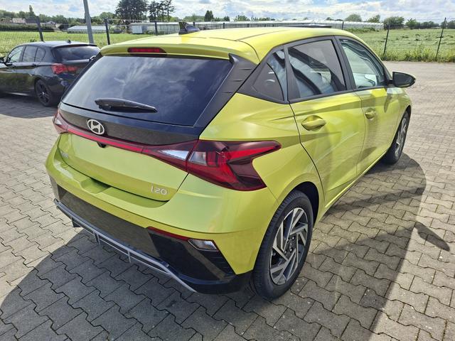 Hyundai i20 Family 1.0 T-GDI 90PS, NAVI 10,25", LUCID-LIME Metallic, Winter-Pack: Sitzheizung + Lenkradheizung, 16" ALU, Klimaautomatik, Privacy-Glas, Parksensoren hinten, R&uuml;ckfahrkamera, Tempomat, Lederlenkrad, Reserverad, Alarm, Armlehne, 4x elektr. Fensterheber 