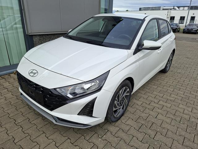 Hyundai i20 - Family 1.0 T-GDI 90PS, NAVI 10,25", Sonderfarbe ATLAS-WHITE, Winter-Pack: Sitzheizung + Lenkradheizung, 16" ALU, Klimaautomatik, Privacy-Glas, Parksensoren hinten, R&uuml;ckfahrkamera, Tempomat, Lederlenkrad, Reserverad, Alarm, Armlehne, 4x elektr. Fensterheber