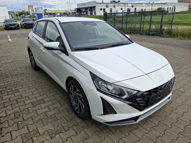 Hyundai i20 - Family 1.0 T-GDI 90PS, NAVI 10,25", Sonderfarbe ATLAS-WHITE, Winter-Pack: Sitzheizung + Lenkradheizung, 16" ALU, Klimaautomatik, Privacy-Glas, Parksensoren hinten, R&uuml;ckfahrkamera, Tempomat, Lederlenkrad, Reserverad, Alarm, Armlehne, 4x elektr. Fensterheber