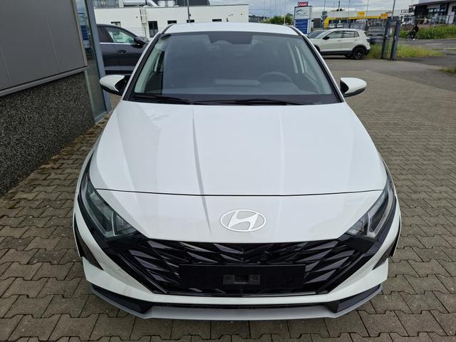 Hyundai i20 Family 1.0 T-GDI 90PS, NAVI 10,25", Sonderfarbe ATLAS-WHITE, Winter-Pack: Sitzheizung + Lenkradheizung, 16" ALU, Klimaautomatik, Privacy-Glas, Parksensoren hinten, R&uuml;ckfahrkamera, Tempomat, Lederlenkrad, Reserverad, Alarm, Armlehne, 4x elektr. Fensterheber 