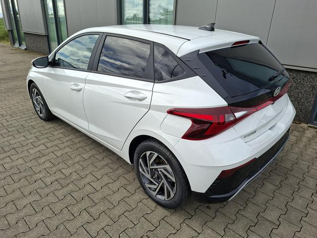 Hyundai i20 Family 1.0 T-GDI 90PS, NAVI 10,25", Sonderfarbe ATLAS-WHITE, Winter-Pack: Sitzheizung + Lenkradheizung, 16" ALU, Klimaautomatik, Privacy-Glas, Parksensoren hinten, R&uuml;ckfahrkamera, Tempomat, Lederlenkrad, Reserverad, Alarm, Armlehne, 4x elektr. Fensterheber 