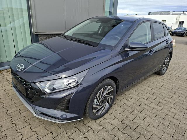 Hyundai i20 - Family 1.0 T-GDI 90PS, NAVI 10,25", AURORA-GRAU METALLIC, Winter-Pack: Sitzheizung + Lenkradheizung, 16" ALU, Klimaautomatik, Privacy-Glas, Parksensoren hinten, R&uuml;ckfahrkamera, Tempomat, Lederlenkrad, Reserverad, Alarm, Armlehne, 4x elektr. Fensterheber