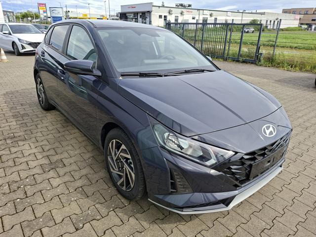 Hyundai i20 - Family 1.0 T-GDI 90PS, NAVI 10,25", AURORA-GRAU METALLIC, Winter-Pack: Sitzheizung + Lenkradheizung, 16" ALU, Klimaautomatik, Privacy-Glas, Parksensoren hinten, R&uuml;ckfahrkamera, Tempomat, Lederlenkrad, Reserverad, Alarm, Armlehne, 4x elektr. Fensterheber