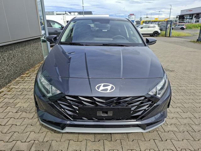 Hyundai i20 Family 1.0 T-GDI 90PS, NAVI 10,25", AURORA-GRAU METALLIC, Winter-Pack: Sitzheizung + Lenkradheizung, 16" ALU, Klimaautomatik, Privacy-Glas, Parksensoren hinten, R&uuml;ckfahrkamera, Tempomat, Lederlenkrad, Reserverad, Alarm, Armlehne, 4x elektr. Fensterheber 