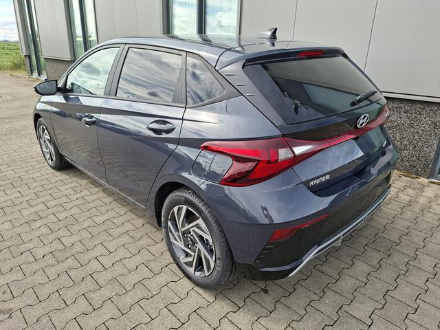 Hyundai i20 Family 1.0 T-GDI 90PS, NAVI 10,25", AURORA-GRAU METALLIC, Winter-Pack: Sitzheizung + Lenkradheizung, 16" ALU, Klimaautomatik, Privacy-Glas, Parksensoren hinten, R&uuml;ckfahrkamera, Tempomat, Lederlenkrad, Reserverad, Alarm, Armlehne, 4x elektr. Fensterheber 