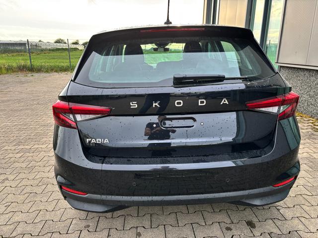 Skoda Fabia Extra Plus 1.0 TSI 116PS DSG (AUTOMATIK), 5J Garantie, BLACK-MAGIC METALLIC, CLIMATRONIC, BEHEIZTE FRONTSCHEIBE, SITZHEIZUNG, M-Lederlenkrad BEHEIZT, 15" ALU, Parksensoren hinten, R&uuml;ckfahrkamera, Infotainment 8", Virtual Cockpit, Tempomat, NSW, Wireless SmartLink 