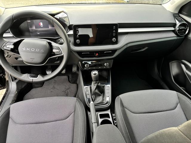 Skoda Fabia Extra Plus 1.0 TSI 116PS, 5 Jahre Garantie, SMOKEY-SILBER METALLIC, CLIMATRONIC, BEHEIZTE FRONTSCHEIBE, SITZHEIZUNG, M-Lederlenkrad BEHEIZT, 15" ALU, Parksensoren hinten, R&uuml;ckfahrkamera, Infotainment 8", Virtual Cockpit, Tempomat, NSW, Wireless SmartLink 